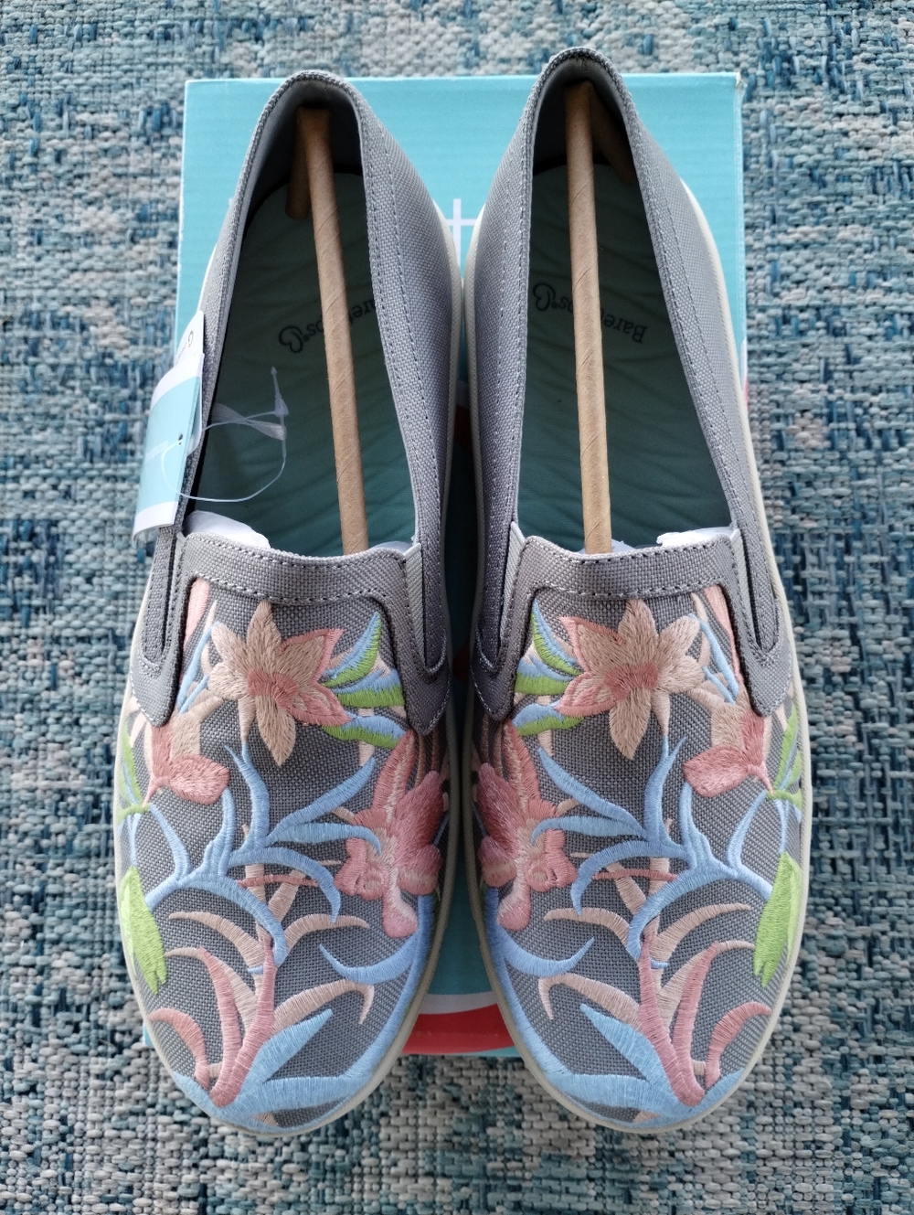 Baretraps Bonaire Slip-On Floral Embroidered Canvas Sneakers Size 9W NIB Gray